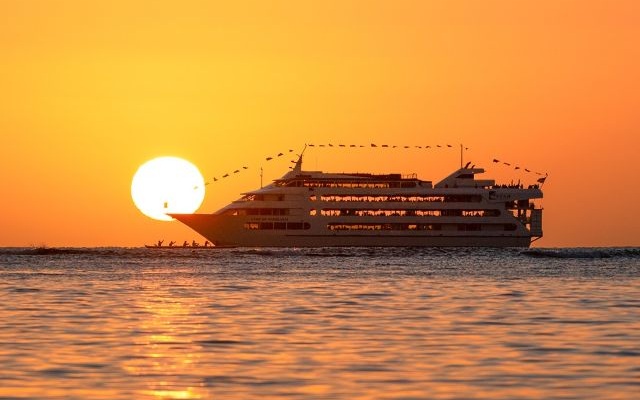 ノバ・５スター・サンセット ディナー・クルーズ　（バウ・リニューアル・プラン）