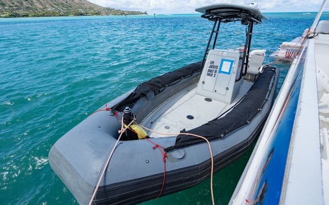 小型モーターボート