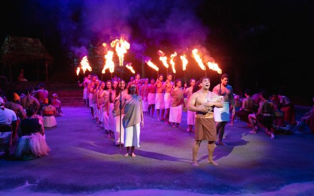 ポリネシア・カルチャー・センター　アリイ・ルアウ・パッケージ（日本語ガイド付き）