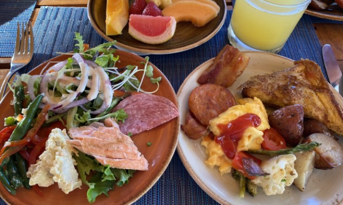 ダイヤモンドヘッド・ハイキングとハレクラニ朝食