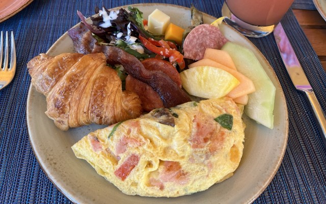 ダイヤモンドヘッド・ハイキングとハレクラニ朝食