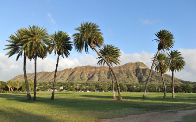ダイヤモンドヘッド・ハイキングとハレクラニ朝食