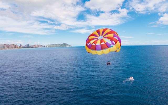 ダイヤモンドヘッド・ハイキングとパラセイル（スタンダード）