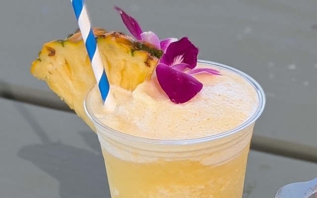 ダイヤモンドヘッド・ハイキングとマラサダ＆パイナップルスムージー