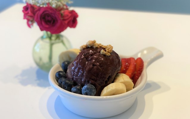 ダイヤモンドヘッド・ハイキングとマラサダ＆ボガーツ・カフェ朝食 (アサイボウル)