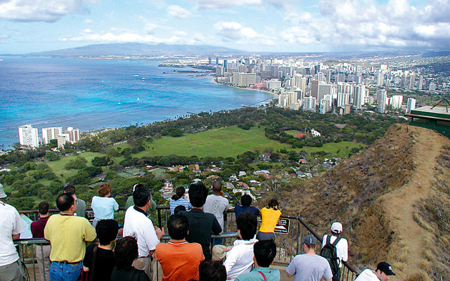 ダイヤモンドヘッド・ハイキングとカカアコ散策＆ ガーリックシュリンプ