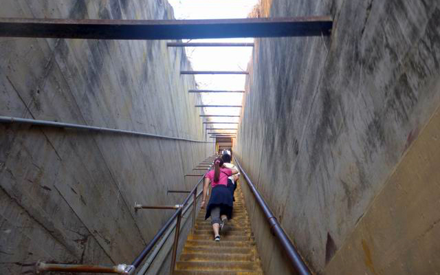 ダイヤモンドヘッド・ハイキングとカカアコ散策＆ ガーリックシュリンプ