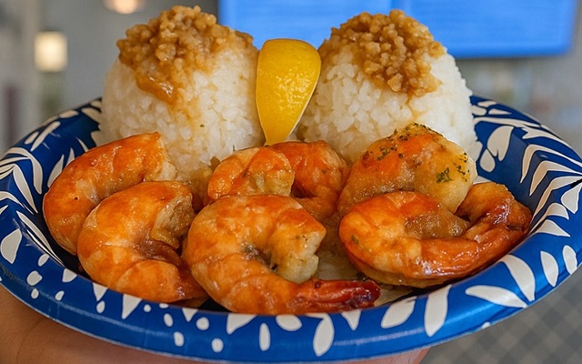 ダイヤモンドヘッド・ハイキングとカカアコ散策＆ ガーリックシュリンプ