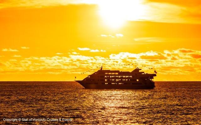 スター・オブ・ホノルル・インディペンデンスデー・カジュアル・ビュッフェ・サンセットクルーズ
