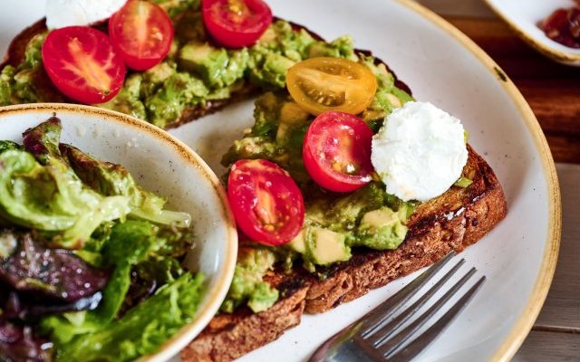 ダイヤモンドヘッド・ハイキングとモンキーポッド・キッチン朝食