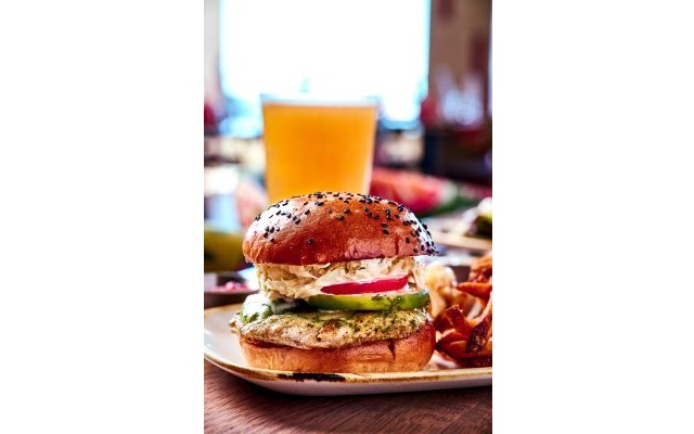 ダイヤモンドヘッド・ハイキングとモンキーポッド・キッチン昼食